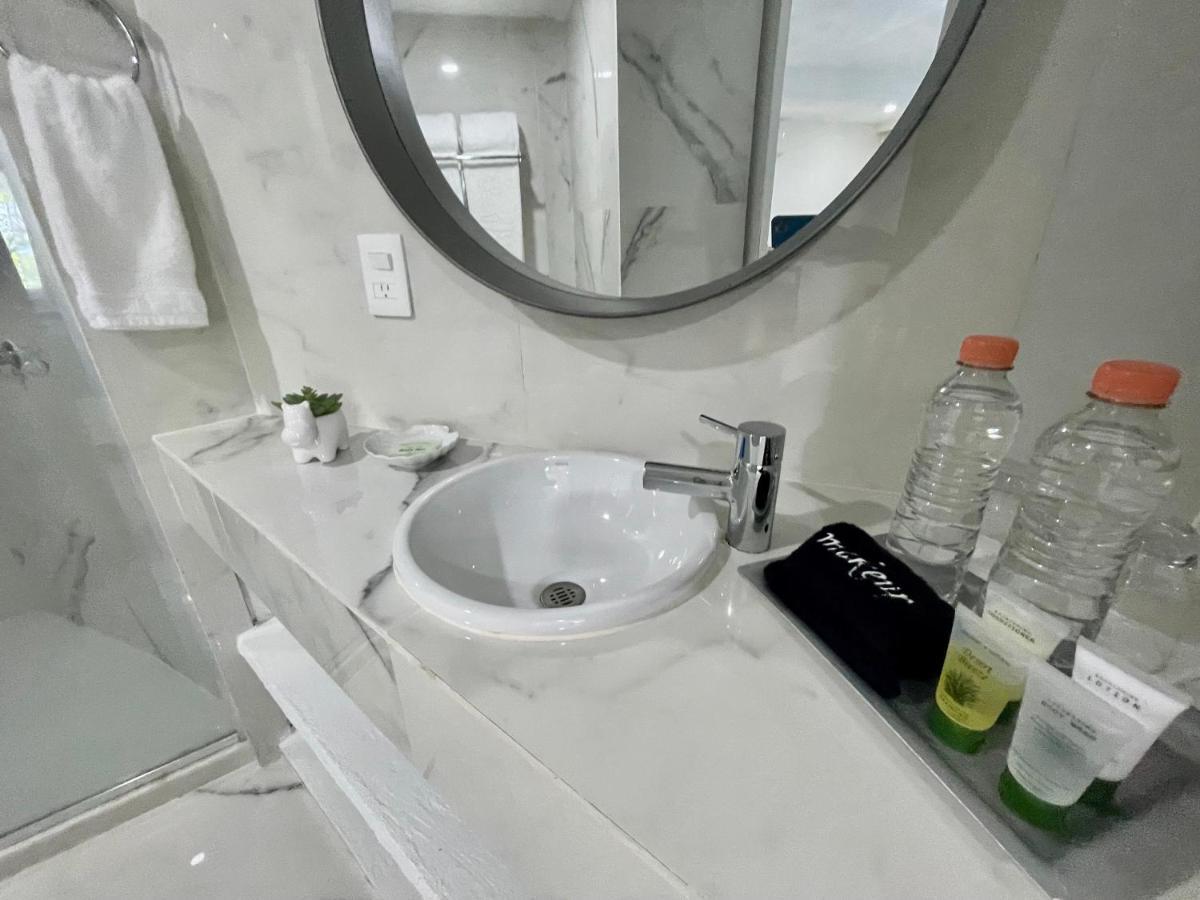 Jade Luxury Full Service Staff Vilă